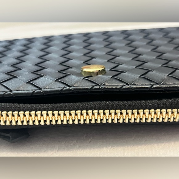 Safe Keeper Women’s Black Woven Clutch Wallet Gold Accent Zipper Like New - Picture 4 of 11